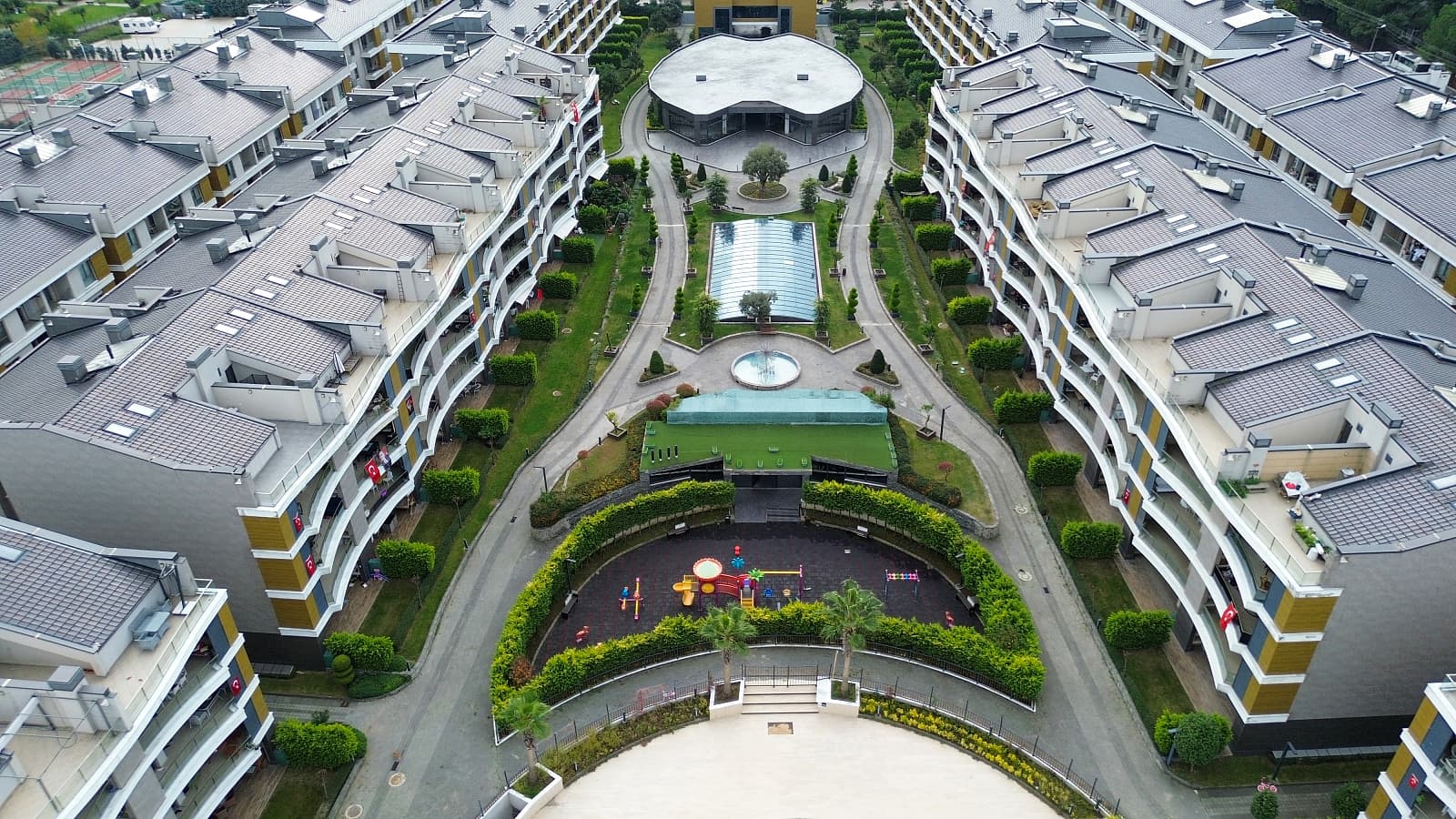 Yalova'da Denize Sıfır Zengin Olanaklara Sahip Sitede Daireler