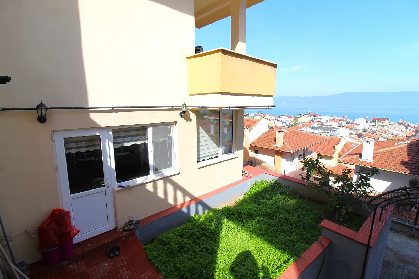 Dreistöckige Villa mit Panoramablick auf das Meer in Gemlik Kurşunlu